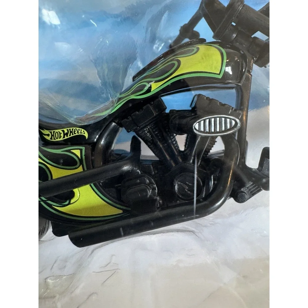 2024 HOT WHEELS MOTO TWIN FLAME MOTORCYCLE GREEN